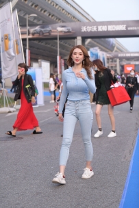 【精选街拍】Vol.3597 简约浅色牛仔裤 [79P-1.73GB]