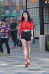 【精选街拍】Vol.3553 亮眼红色高跟短裤 [29P-334MB]