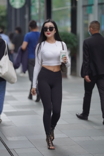 【精选街拍】Vol.3464 黑白紧身搭 [152P+1V-1.88GB]